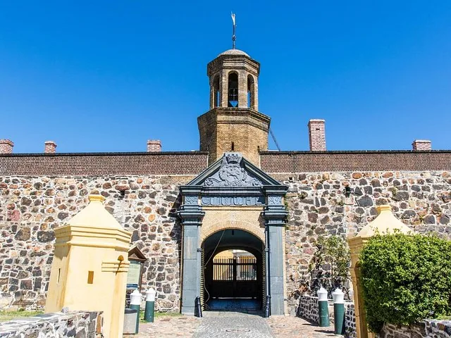 Der steinerne Eingang und Wachturm der Burg der Guten Hoffnung.