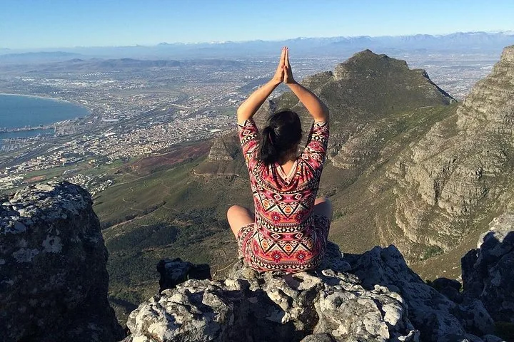 Eine Person in einer Yoga-Pose auf dem Tafelberg.