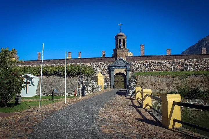 Steinbrücke, die zum Haupteingang der Burg der Guten Hoffnung führt.