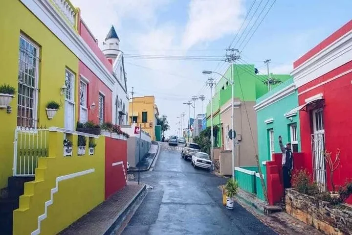 Blick auf die leuchtend bunten Häuser entlang einer Straße im Bo-Kaap.